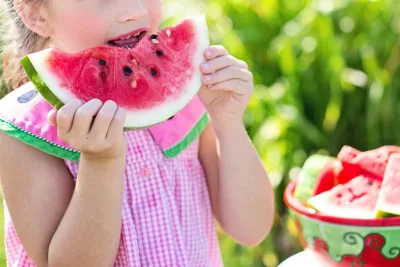 watermelon-summer-little-girl-eating-watermelon-food Gesunde Ernährung für Kleinkinder